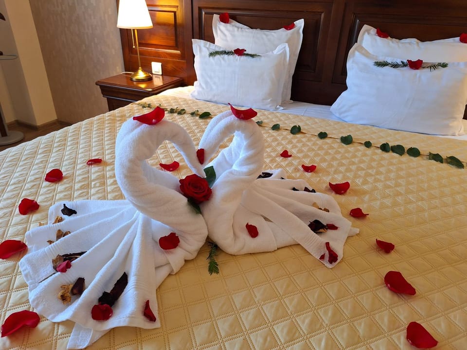 Bed, Photo of the whole room, Bedroom, towels