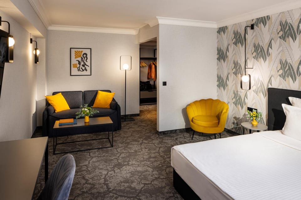 Bed, Living room, Photo of the whole room, Seating area, Bedroom