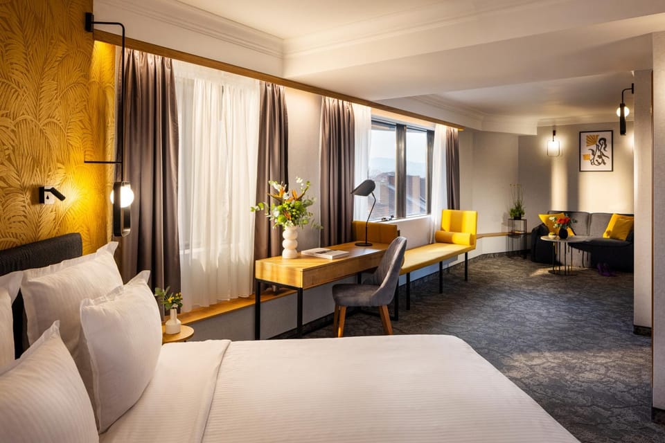 Bed, View (from property/room), Living room, Photo of the whole room, Seating area, Bedroom