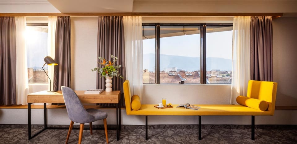Living room, Seating area, Dining area, City view, Mountain view