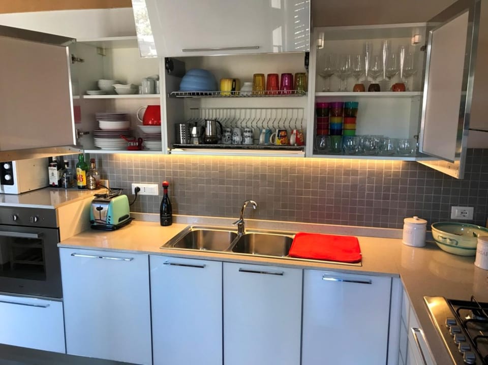 Coffee/tea facilities, Kitchen or kitchenette, dishwasher, minibar, oven, pet friendly, stove, toaster