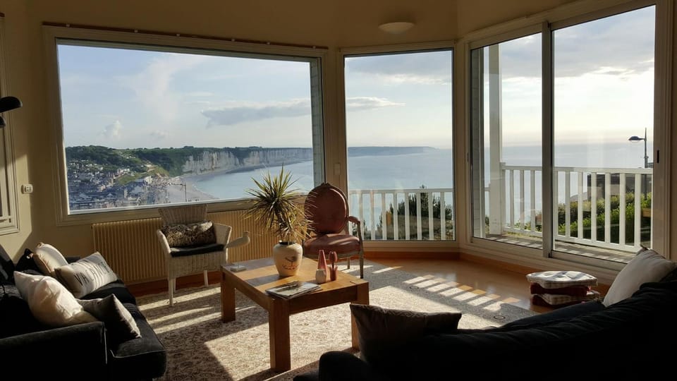 Library, TV and multimedia, Balcony/Terrace, Living room, Seating area, Dining area, City view, Landmark view, Sea view