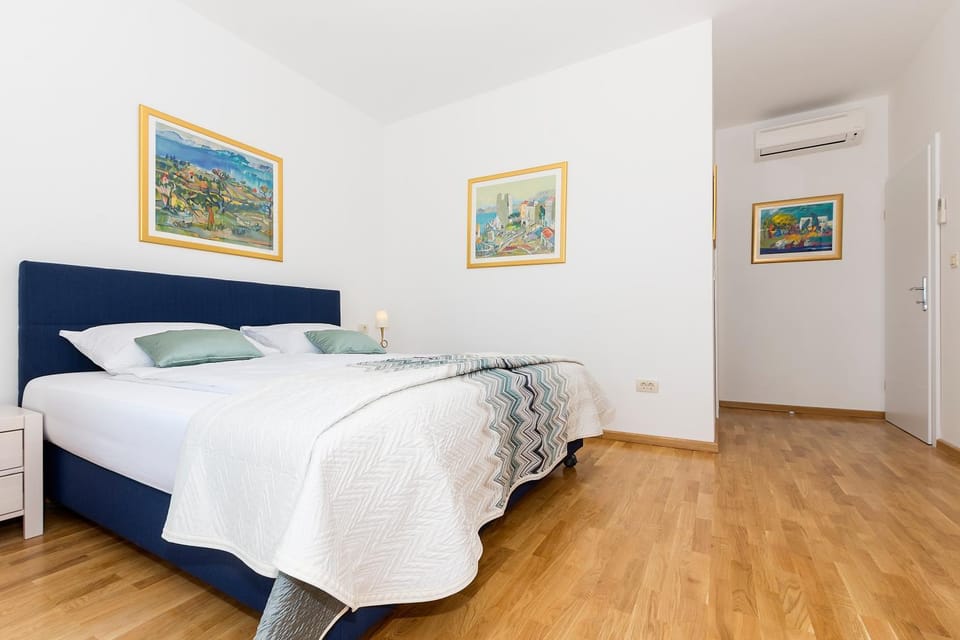 Bed, Photo of the whole room, Bedroom, air conditioner