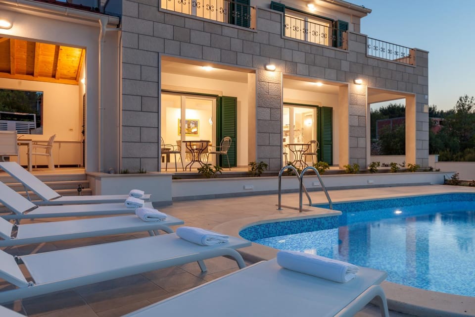 Property building, Patio, Facade/entrance, Day, Pool view, Swimming pool, Swimming pool, sunbed