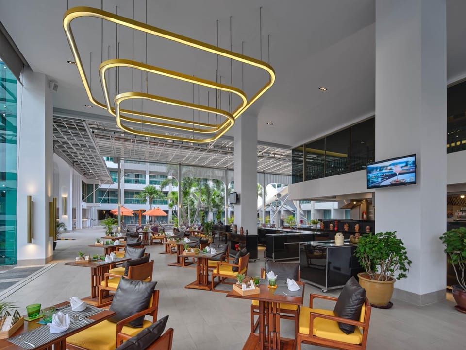Restaurant/places to eat, Restaurant/places to eat, Balcony/Terrace, Breakfast, Lunch, Dinner