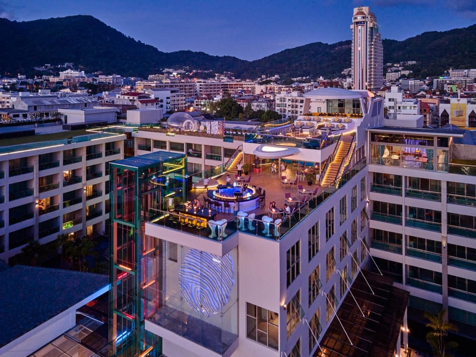 Restaurant/places to eat, Bird's eye view, Lounge or bar, City view, Sea view
