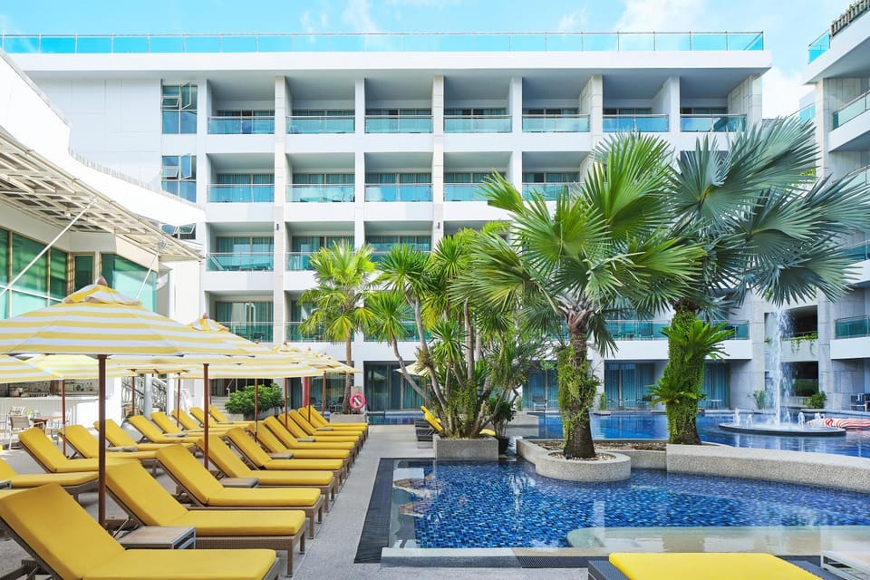 Property building, Balcony/Terrace, Pool view, Swimming pool, Swimming pool