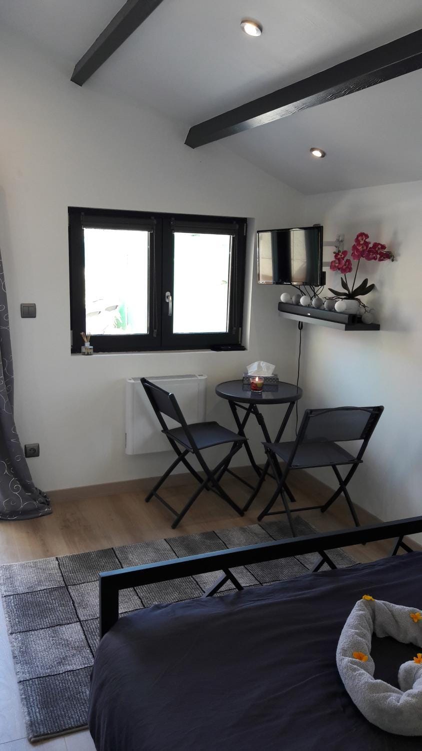 TV and multimedia, Seating area, Dining area