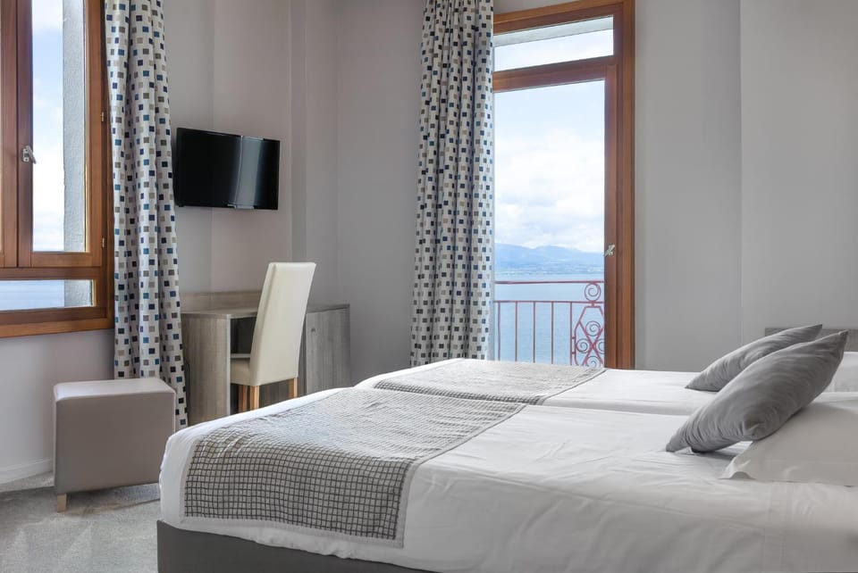 Bed, Natural landscape, TV and multimedia, Photo of the whole room, Bedroom, Sea view