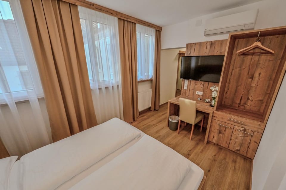 Bed, TV and multimedia, Photo of the whole room, Bedroom, hair dresser, wardrobe, air conditioner