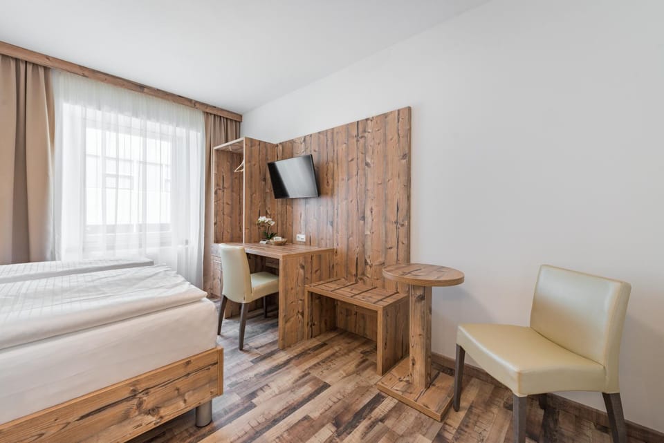 Bed, TV and multimedia, Photo of the whole room, Decorative detail, Seating area, Dining area, Bedroom