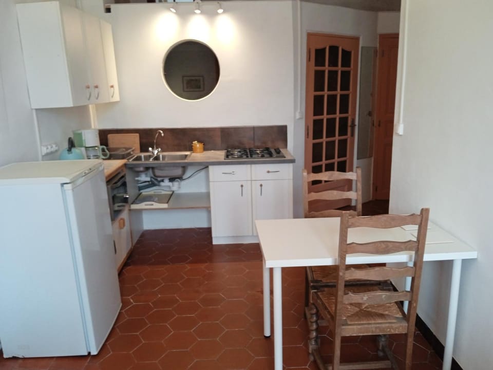 Kitchen or kitchenette, Dining area, stove