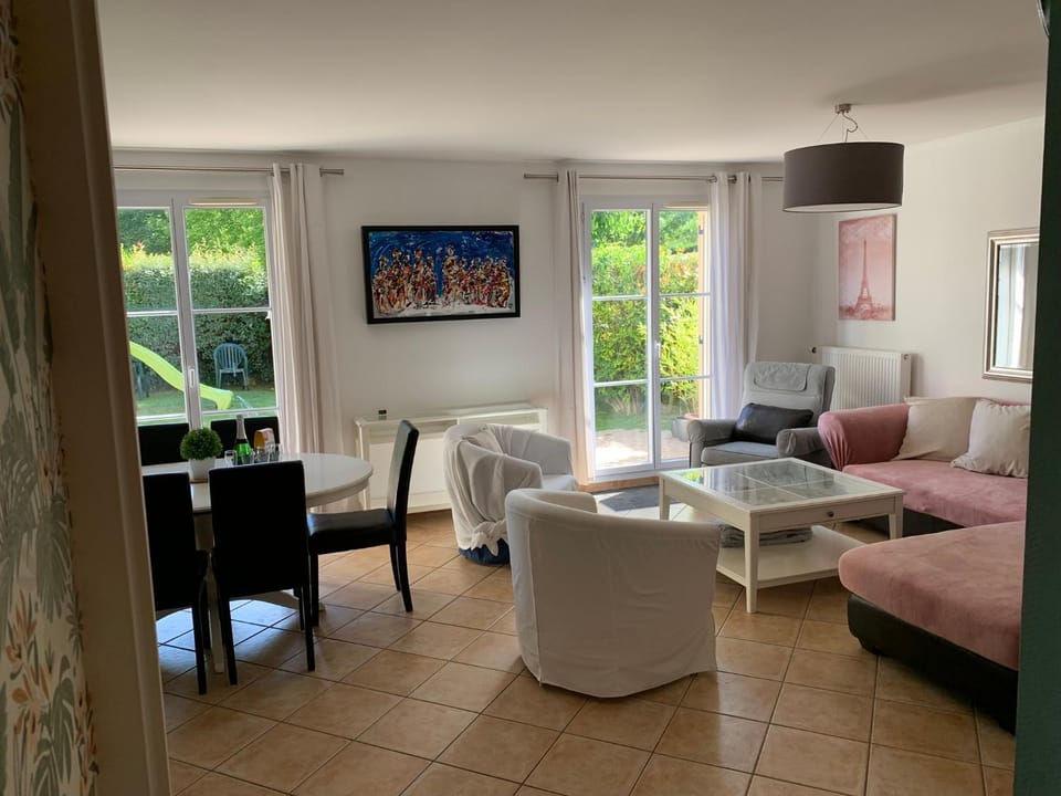 DISNEY & PARIS Happy Villa for 10 persons with Private Garden & Terrace 4 bedrooms, 3 bathrooms FIBER Wifi Netflix & free Parking Villa in Bailly-Romainvilliers