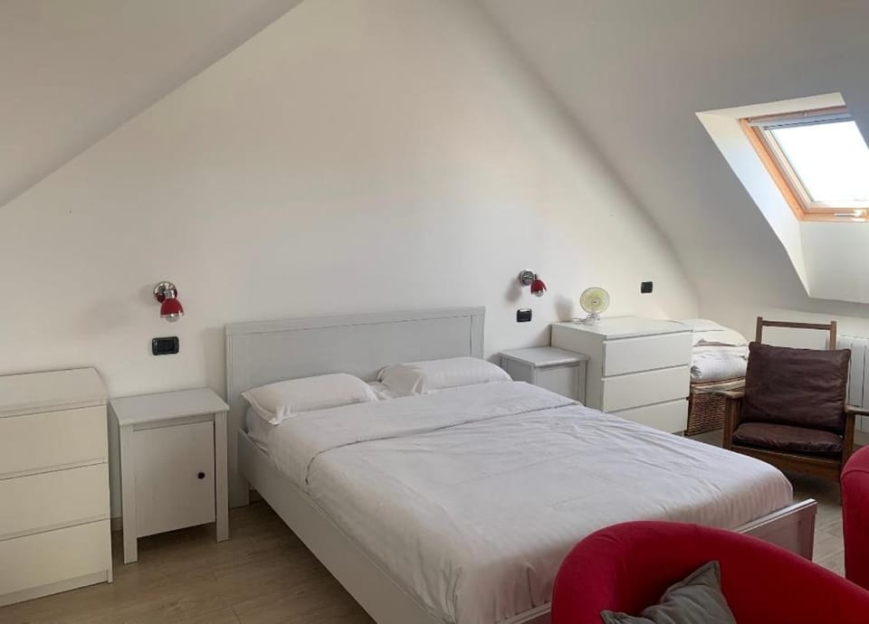 Photo of the whole room, Bedroom