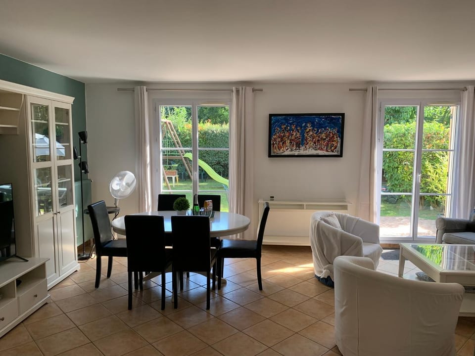 Living room, Seating area, Dining area