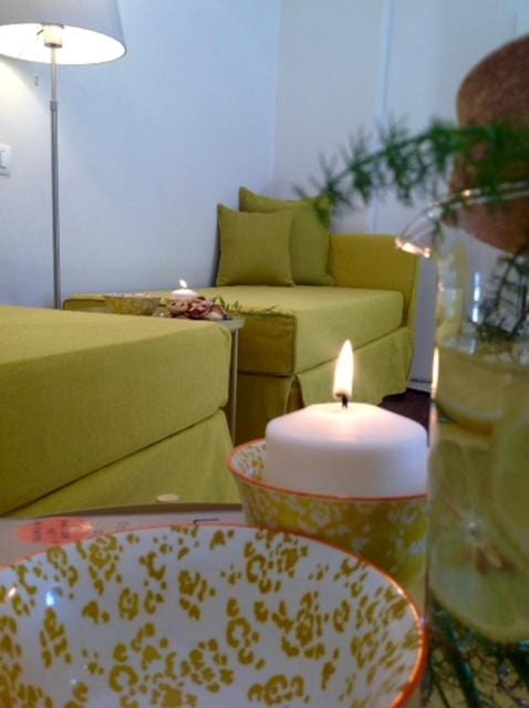 Bed, Living room, Decorative detail, Seating area