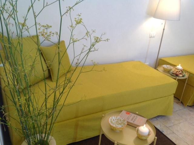 Bed, Living room, Decorative detail, Seating area