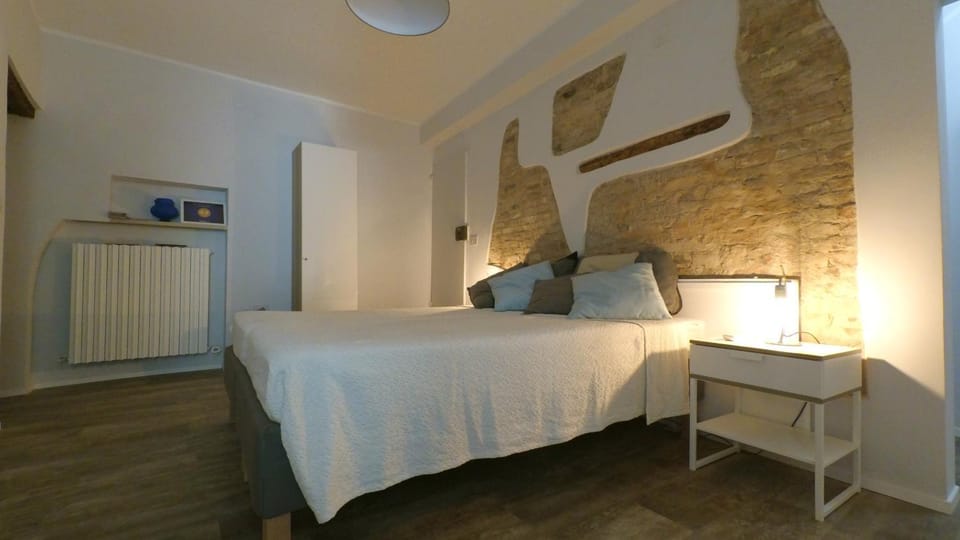 Photo of the whole room, Bedroom