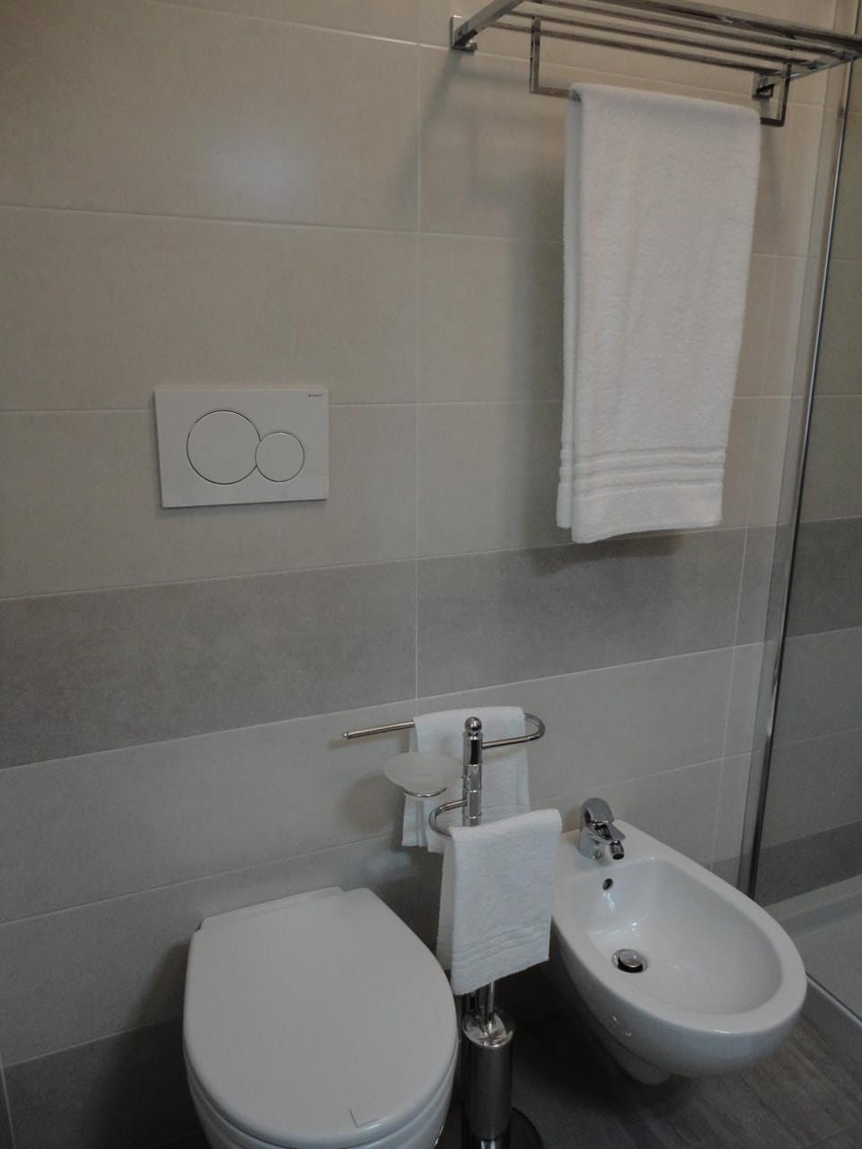 Toilet, bidet, towels