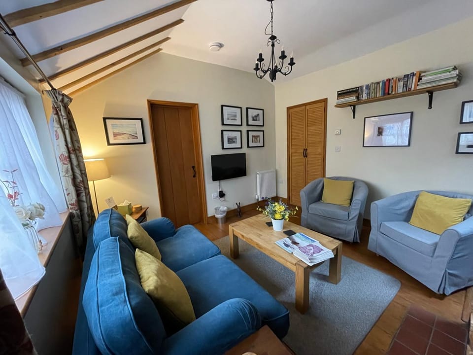 Living room, Seating area, Evening entertainment