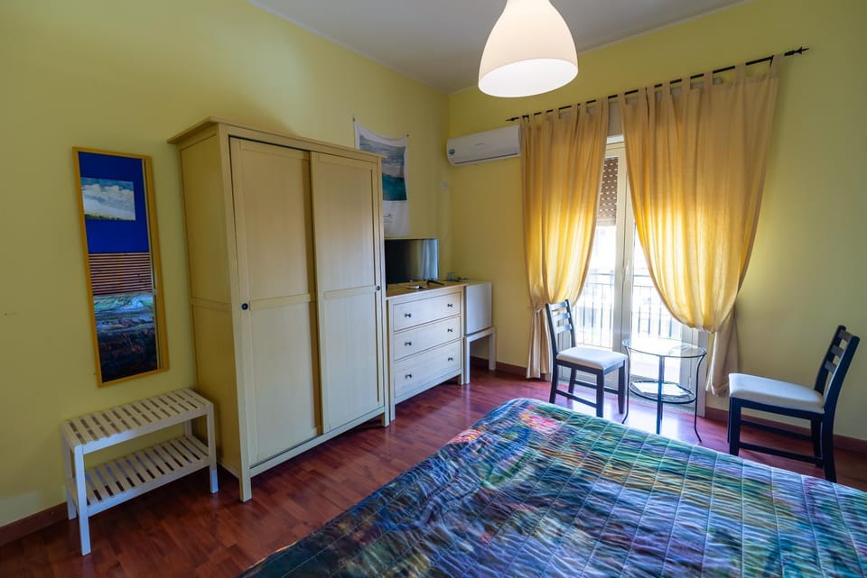 Bed, TV and multimedia, Bedroom, wardrobe