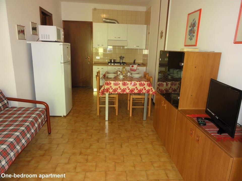 Kitchen or kitchenette, Living room, Dining area