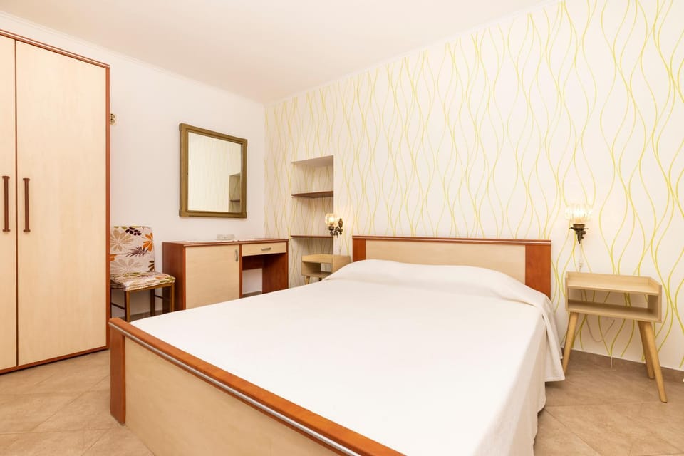 Bed, Photo of the whole room, Bedroom, hair dresser, wardrobe