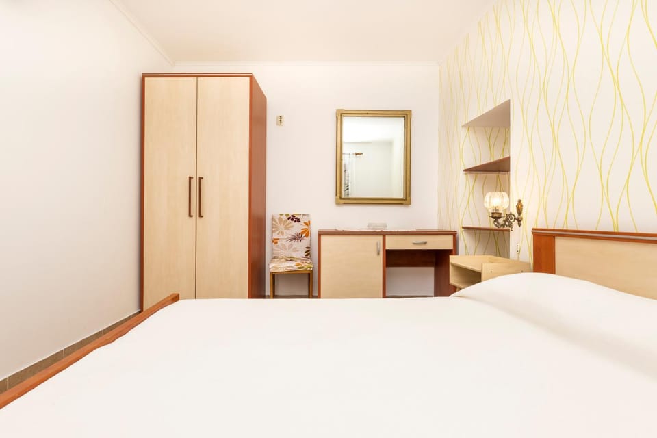 Bed, Photo of the whole room, Bedroom, hair dresser, wardrobe
