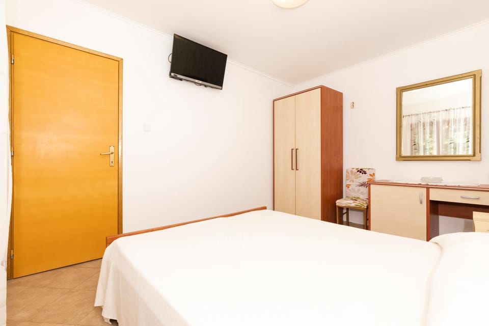 Bed, TV and multimedia, Photo of the whole room, Bedroom, hair dresser, wardrobe