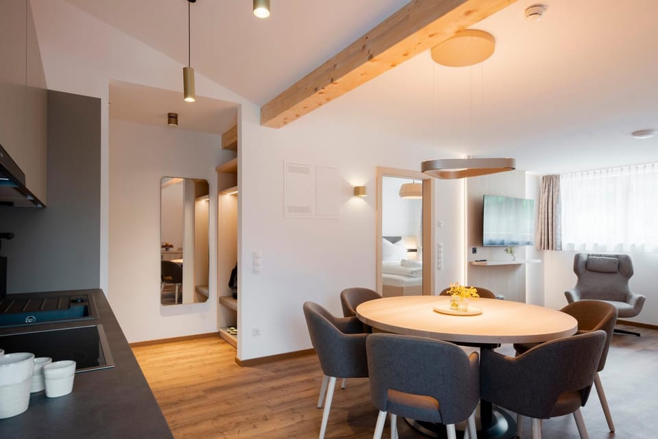 Kitchen or kitchenette, Living room, Seating area, Dining area