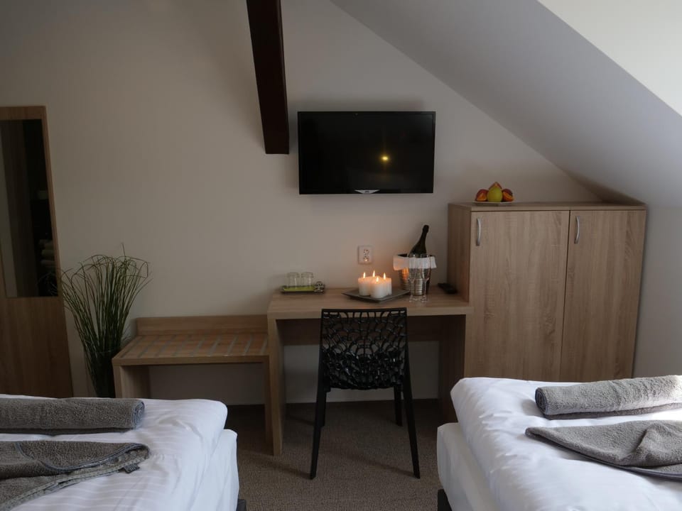 TV and multimedia, Bedroom, Mountain view