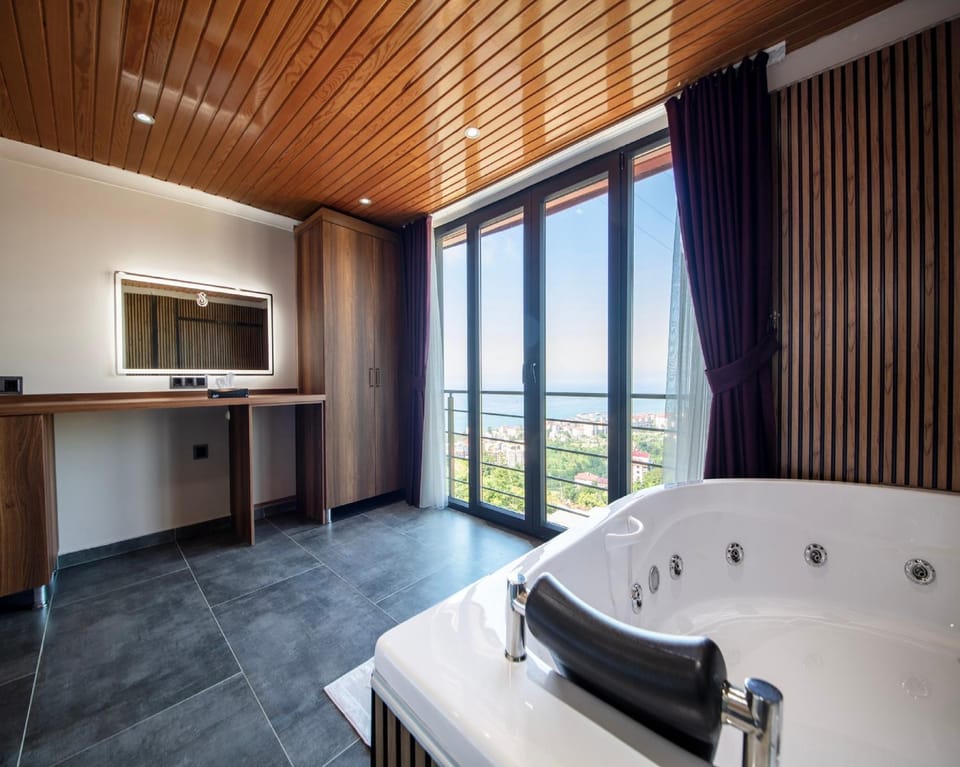 Hot Tub, Bedroom