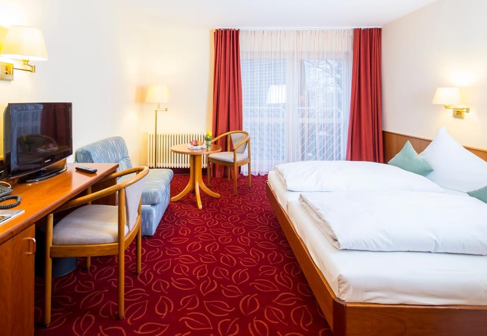 Photo of the whole room, Garden view