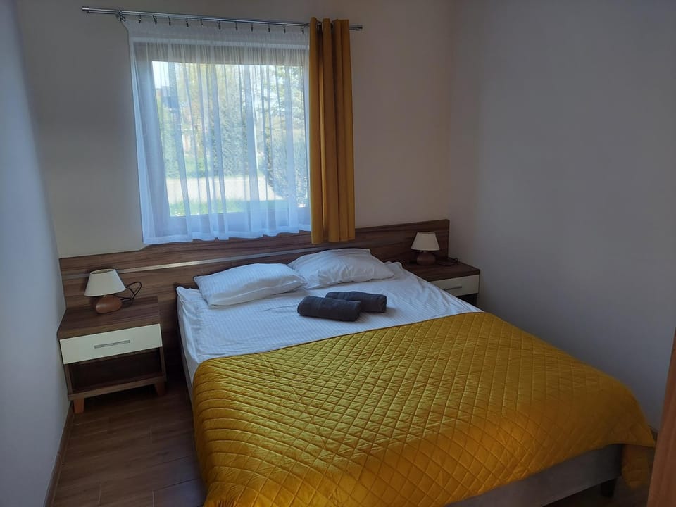 Bed, Bedroom, towels