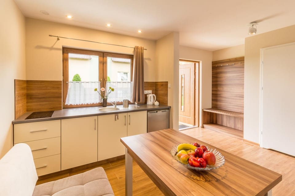 Kitchen or kitchenette, Food and drinks, Dining area, Food