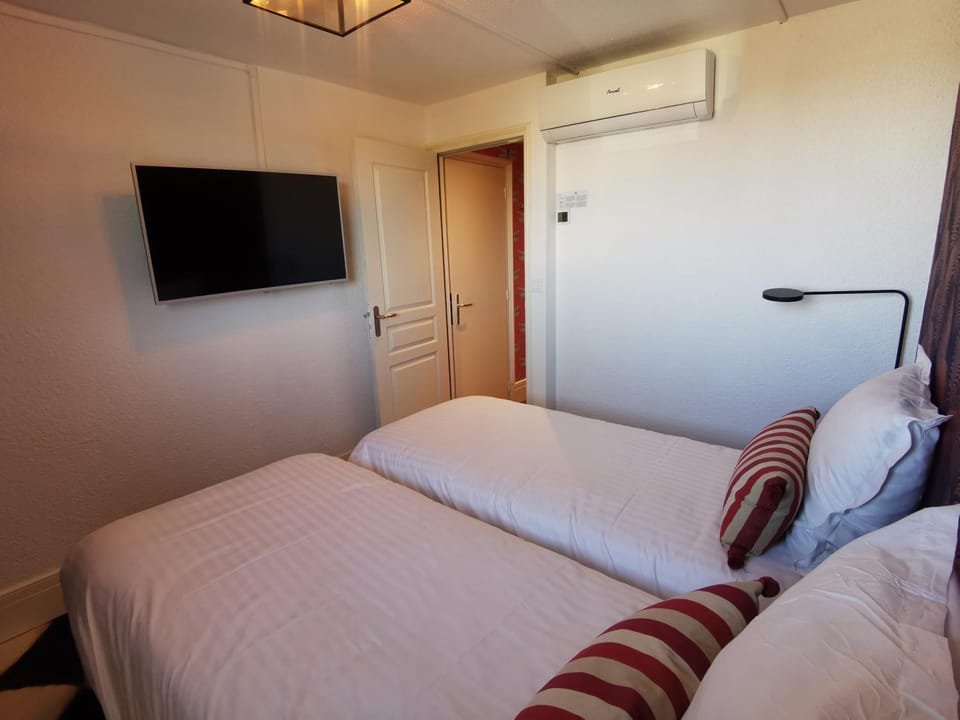 Bed, TV and multimedia, Bedroom, air conditioner