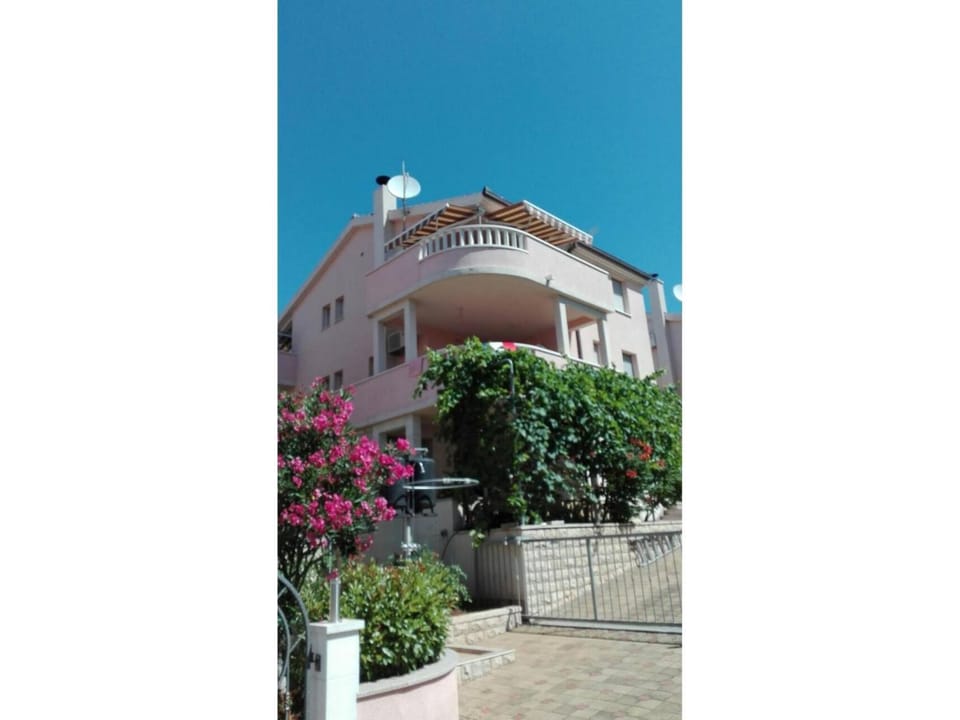 Property building, Facade/entrance, Off site