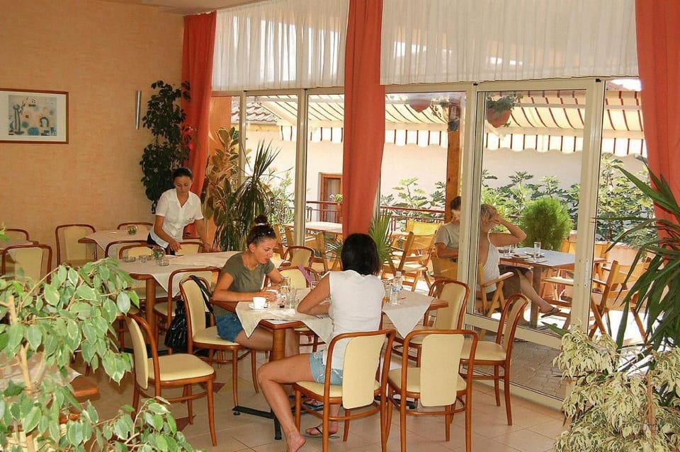 Restaurant/places to eat, Guests