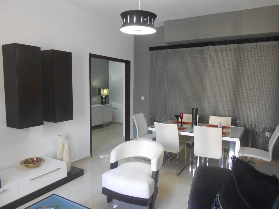 TV and multimedia, Living room, Seating area, Dining area