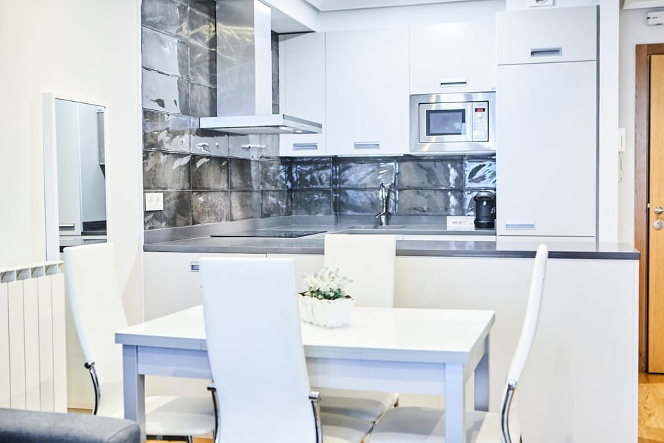Kitchen or kitchenette, Dining area