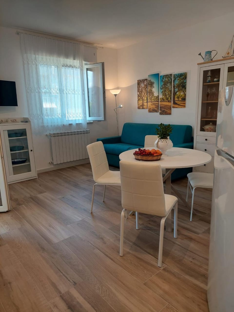 TV and multimedia, Living room, Seating area, Dining area
