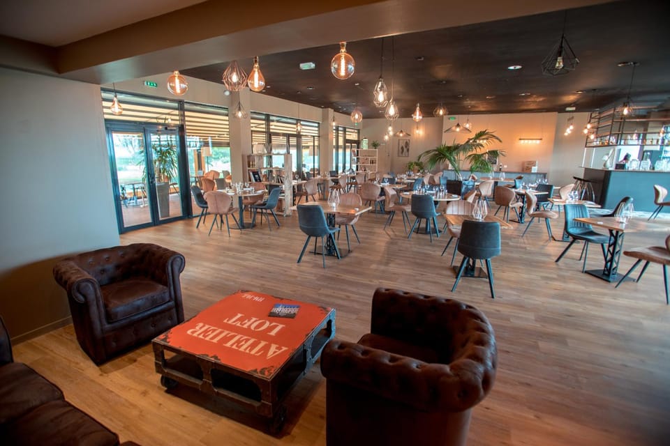 Restaurant/places to eat, Lounge or bar, Banquet/Function facilities