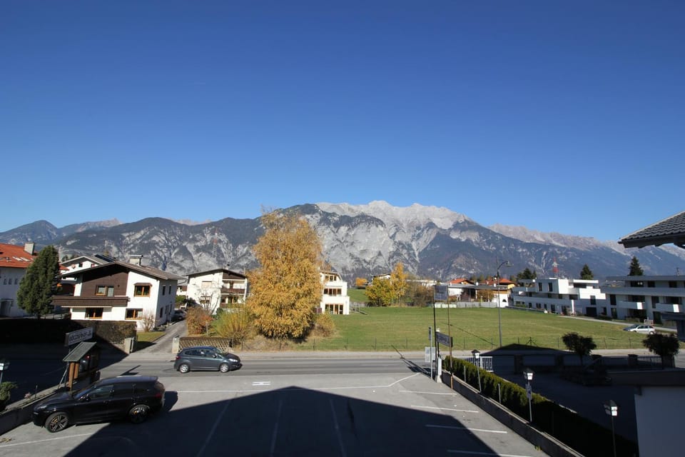 Spring, Day, Neighbourhood, Natural landscape, Autumn, Mountain view, Parking