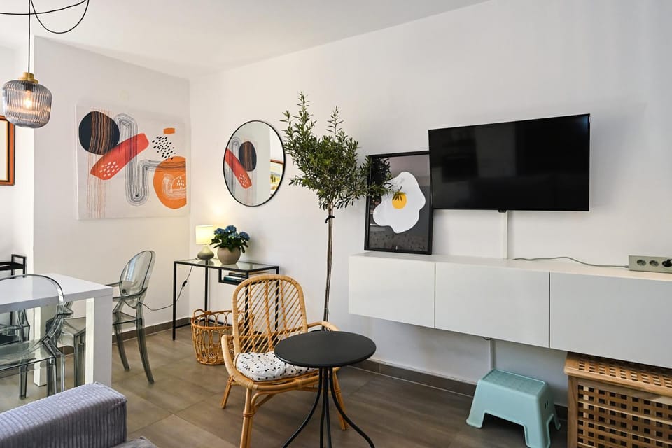 TV and multimedia, Living room, Seating area, Dining area