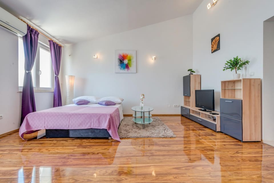 Bed, Living room