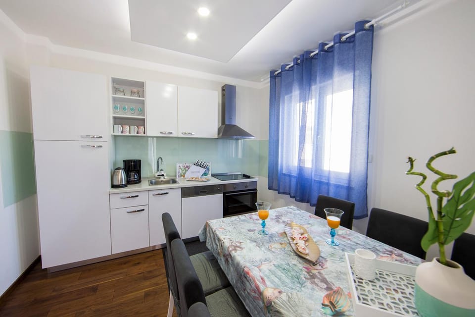 Kitchen or kitchenette, Decorative detail, Dining area