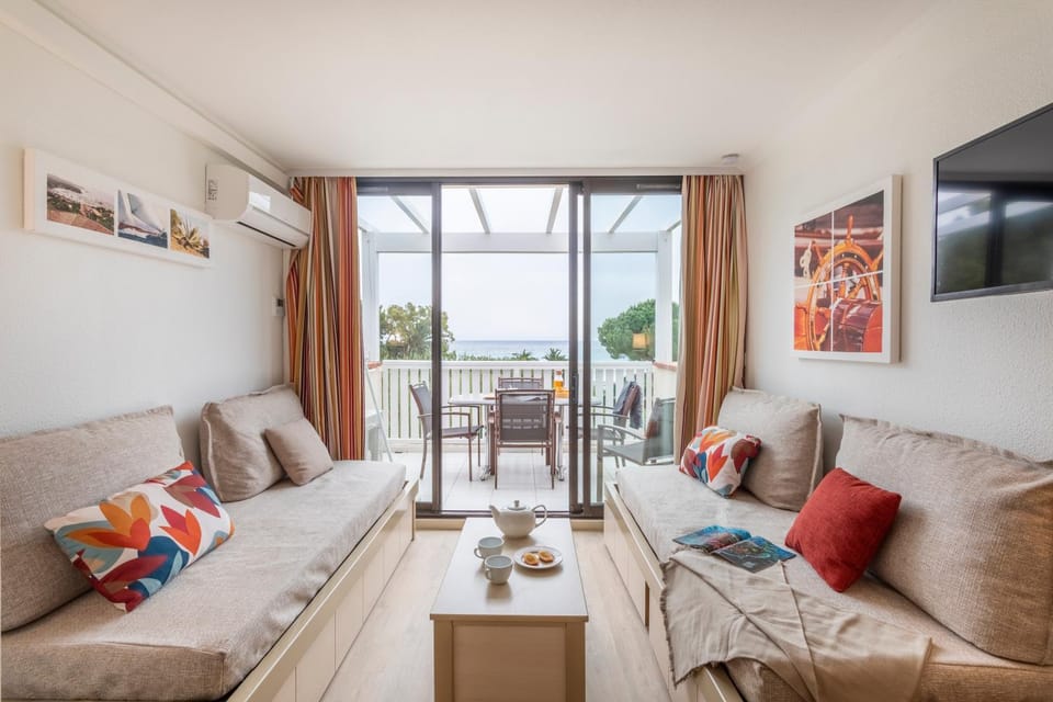 Natural landscape, TV and multimedia, Living room, Seating area