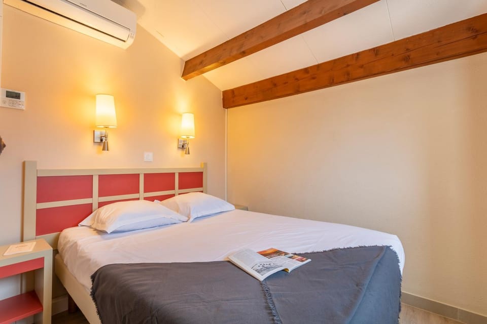 Bed, Photo of the whole room, Bedroom, towels, air conditioner