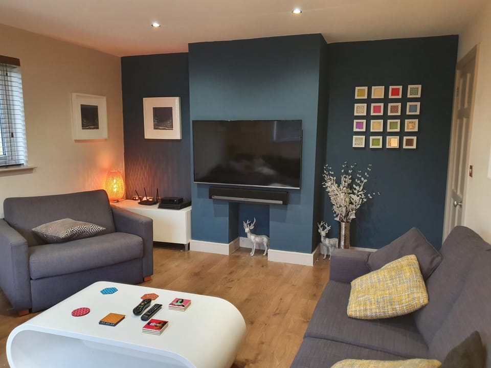 Communal lounge/ TV room, TV and multimedia, Living room, Seating area, Evening entertainment