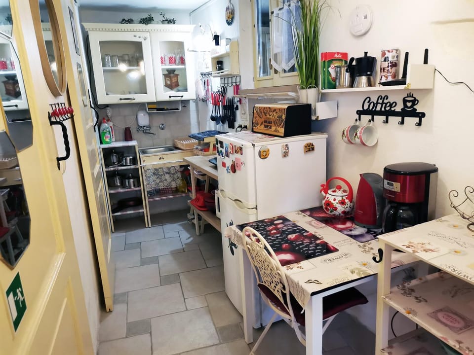 Dining area, kitchen